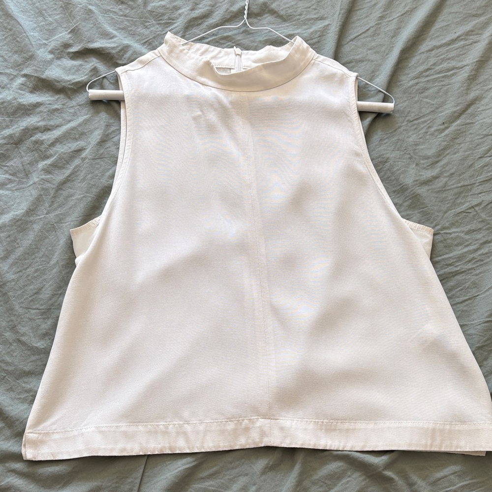 Chic Cream Blouse with Subtle Elegance